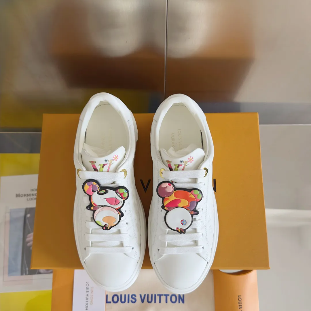 👟👟Ex-factory price 740👟👟 Top version LV Louis Vuitton L House Donkey Brand Stadium Series Casual Sports Shoes White Shoes Dexun Shoes Original purchase, development and production LV Stadium sports shoes are soft cow leather partially embossed with Monogram patterns, reproducing the retro design trend. Monogram canvas trim and toe perforations bring together exquisite details, the tongue is decorated with LV letter label, and the outsole depicts the Louis Vuitton logo. Exquisitely packaged at the delivery counter🛍📦 ▪️ Fabric: Original imported first-layer cowhide ▪️ Lining: Original imported soft sheepskin lining ▪️ Sole: Original open-molded non-slip rubber outsole ▪️ Bottom thickness: 3CM ▪️ Size: Women's 35-41